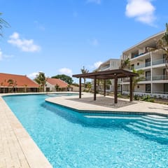 J&M Coral - Modern 2BR & Shared Pool near Mambo